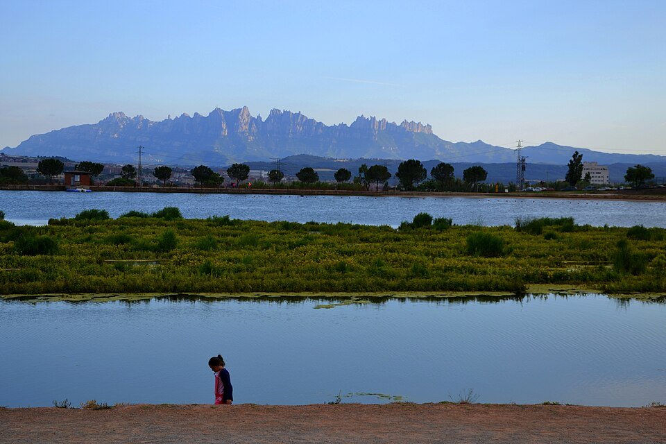 Parc de l'Agulla de Manresa con el lago y Montserrat al fondo