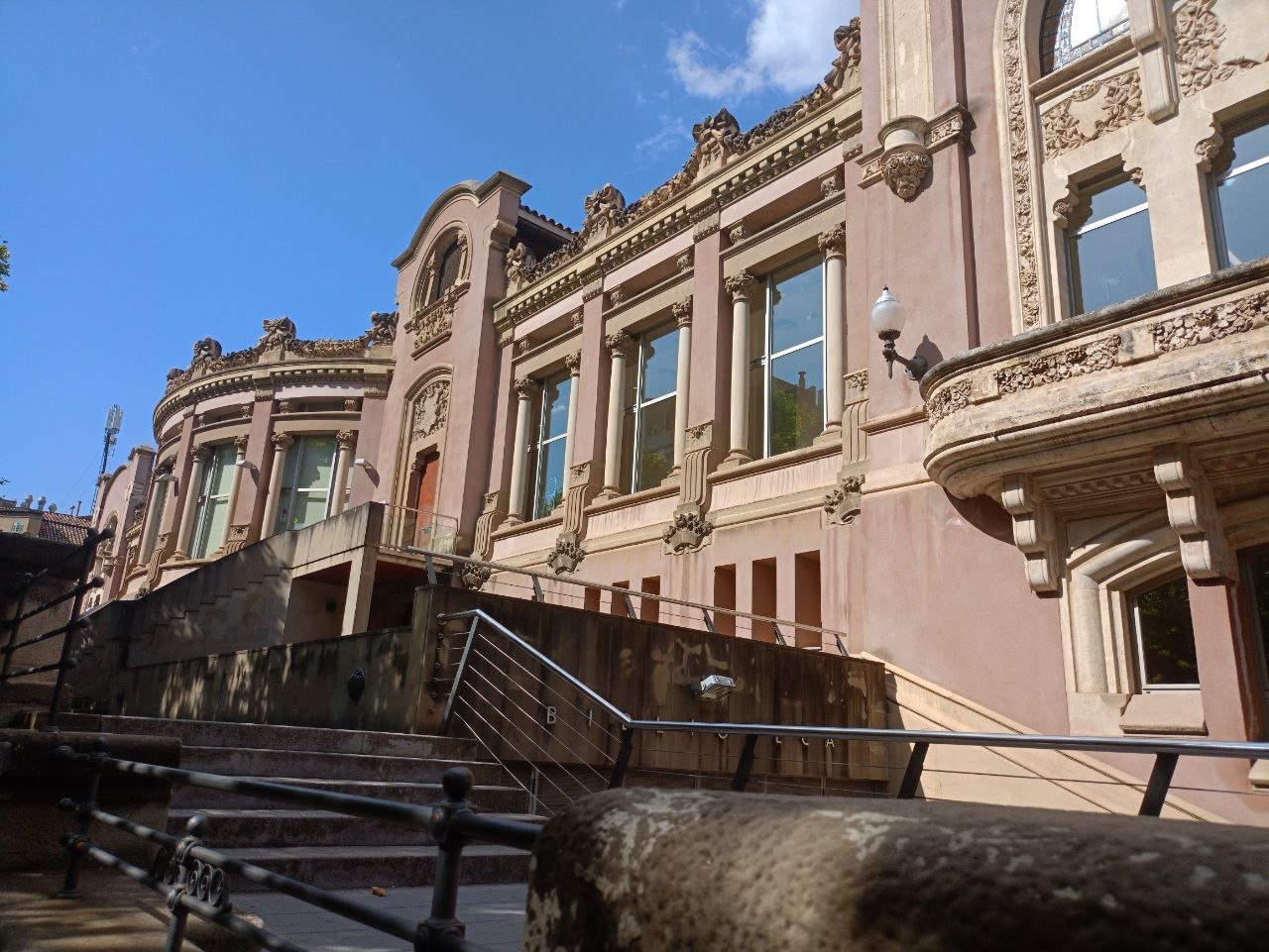 Edificio modernista del Casino de Manresa en el Passeig de Pere III