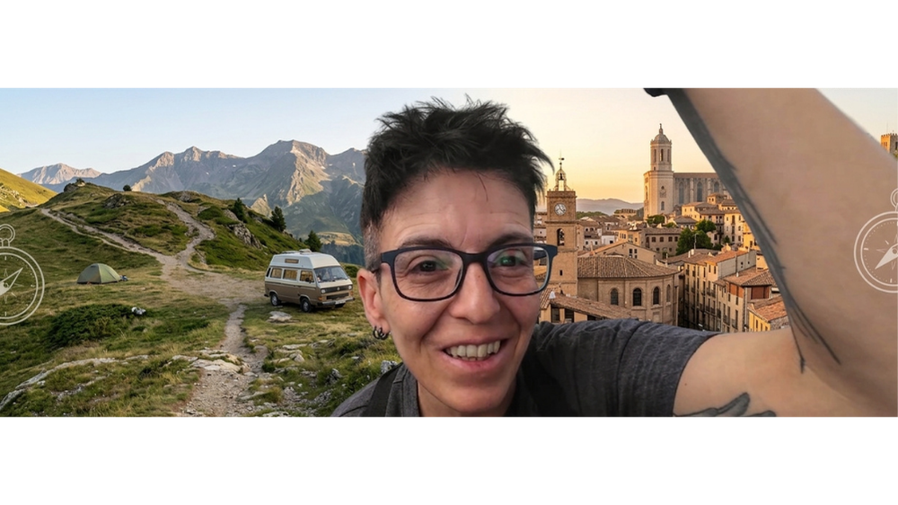 Selfie de Marga sonriendo con gafas de montura negra, sobre un fondo compuesto que combina un paisaje de montaña y senderismo a la izquierda con una ciudad histórica al atardecer a la derecha.